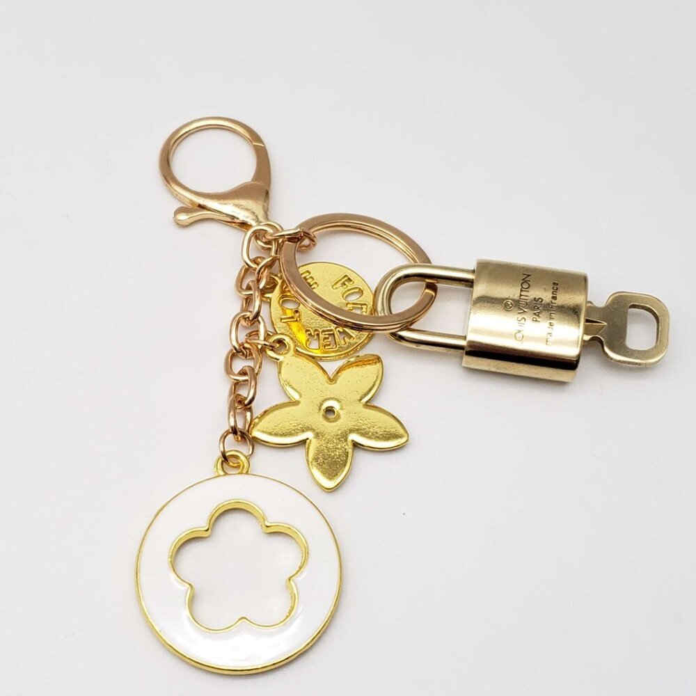 LV Gold Padlock Authentic 🔑 Luxury Bag Charm w/ Unbranded Flower Keychain - Picture 5 of 6